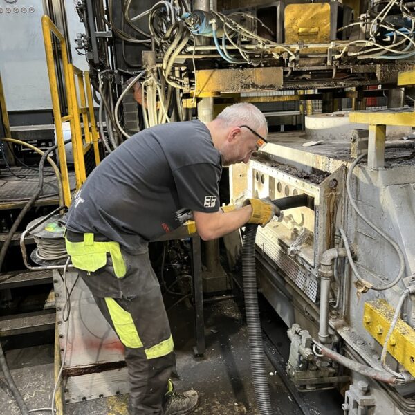 Servis a čištění děr pro topné tyče udržovací pece